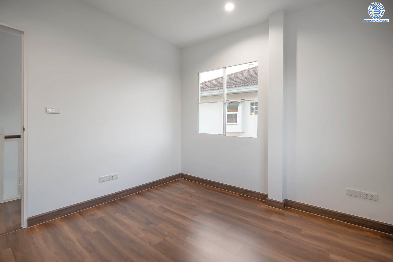 บ้านมือสองตกแต่งใหม่ โครงการ ชลลดา วัดลาดปลาดุก คุณภาพระดับ L&H บนเนื้อที่ 51.3 ตร.ว. ฟังก์ชัน 3 ห้องนอน 2 ห้องน้ำ 1 ที่จอดรถ บนทำเลศักยภาพ เชื่อมต่อหลายเส้นทาง ใกล้รถไฟฟ้าสายสีม่วง "สถานีคลองบางไผ่" และเซ็นทรัลเวสท์เกต...